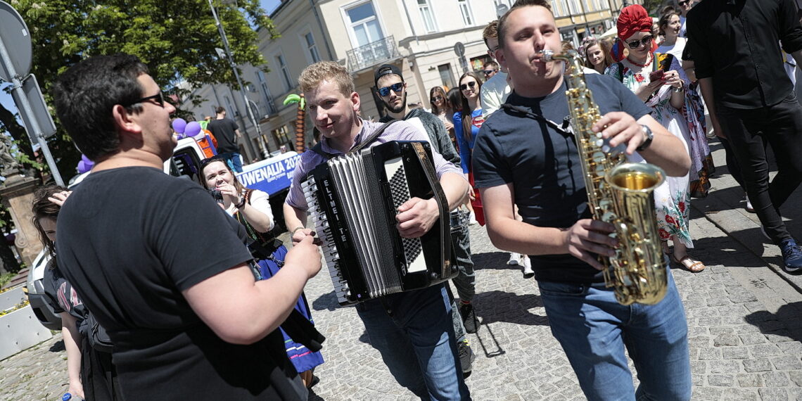 19.05.2022. Kielce. Korowód studentów idzie ulicami miasta / Fot. Wiktor Taszłow - Radio Kielce