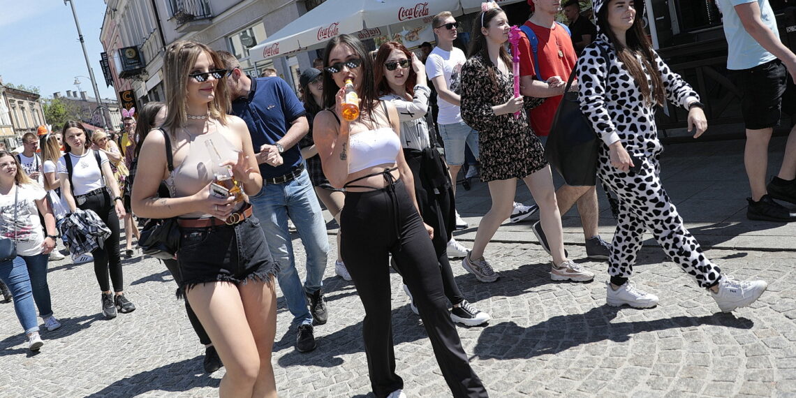 19.05.2022. Kielce. Korowód studentów idzie ulicami miasta / Fot. Wiktor Taszłow - Radio Kielce