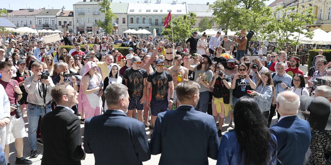 19.05.2022. Kielce. Korowód studentów idzie ulicami miasta / Fot. Wiktor Taszłow - Radio Kielce