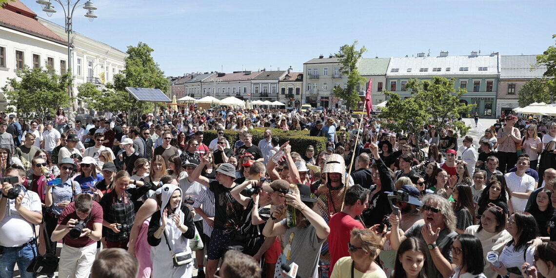 19.05.2022. Kielce. Korowód studentów idzie ulicami miasta / Fot. Wiktor Taszłow - Radio Kielce