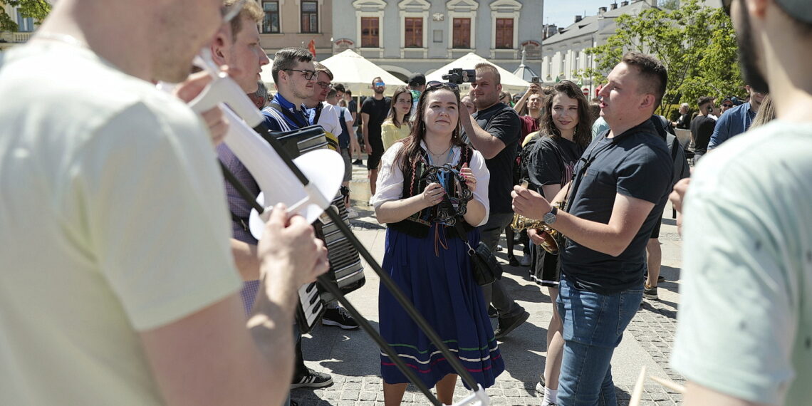 19.05.2022. Kielce. Korowód studentów idzie ulicami miasta / Fot. Wiktor Taszłow - Radio Kielce