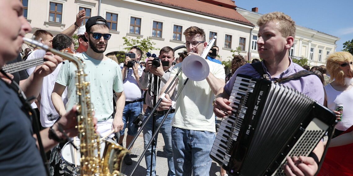 19.05.2022. Kielce. Korowód studentów idzie ulicami miasta / Fot. Wiktor Taszłow - Radio Kielce