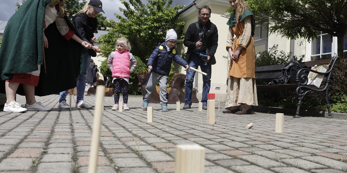 29.05.2022 Kielce. Piknik historyczny na dziedzińcu Muzeum Zabawek i Zabawy