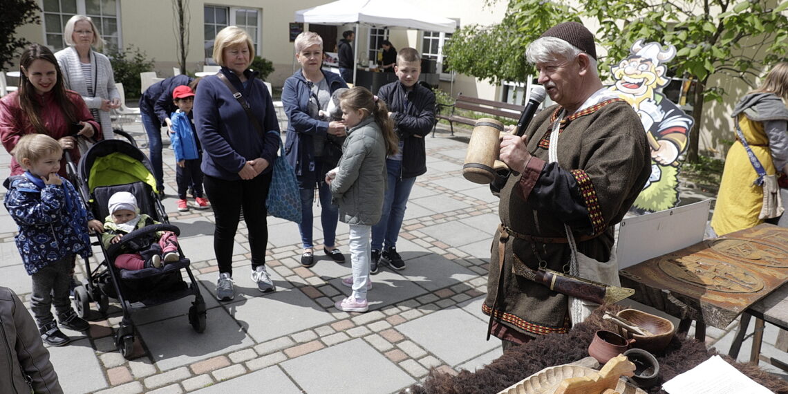 29.05.2022 Kielce. Piknik historyczny na dziedzińcu Muzeum Zabawek i Zabawy