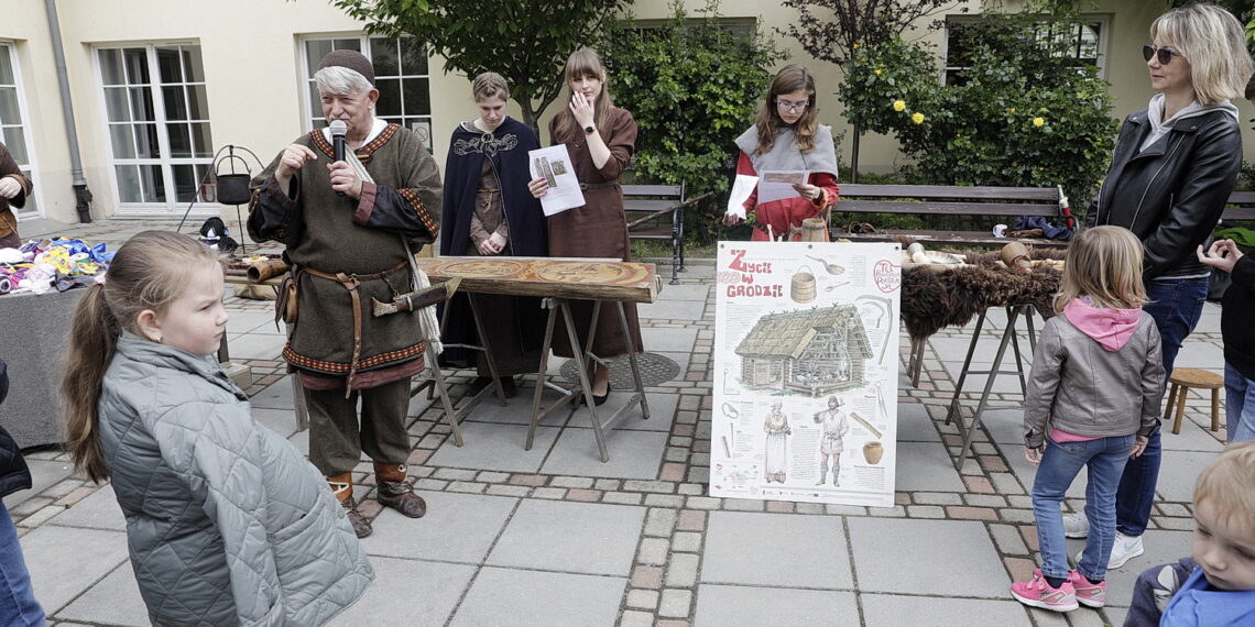 29.05.2022 Kielce. Piknik historyczny na dziedzińcu Muzeum Zabawek i Zabawy