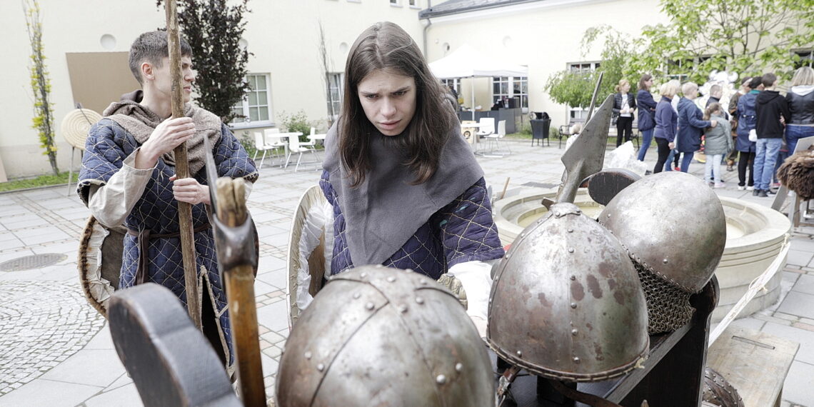 29.05.2022 Kielce. Piknik historyczny na dziedzińcu Muzeum Zabawek i Zabawy