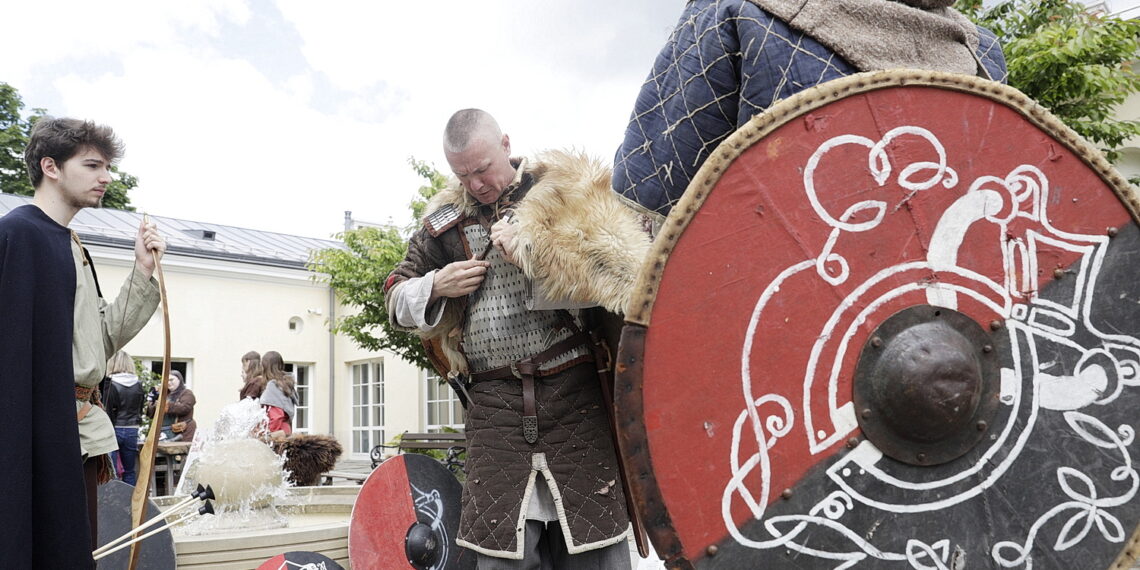 29.05.2022 Kielce. Piknik historyczny na dziedzińcu Muzeum Zabawek i Zabawy