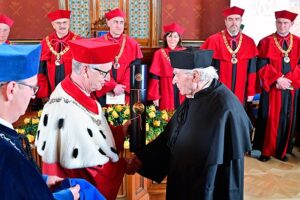 12.05.2022. Kraków. Pisarz Wiesław Myśliwski (w środku, z prawej) i rektor UJ prof. dr hab. Jacek Popiel (w środku, z lewej) podczas uroczystości wręczenia Wiesławowi Myśliwskiemu tytułu doktora honoris causa Uniwersytetu Jagiellońskiego w Auli Collegium Novum Uniwersytetu Jagiellońskiego w Krakowie / Fot. PAP - Art Service 2 / Art Service 2 / PAP