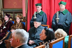 12.05.2022. Kraków. Pisarz Wiesław Myśliwski (w środku) odbiera tytuł doktora honoris causa Uniwersytetu Jagiellońskiego w Auli Collegium Novum Uniwersytetu Jagiellońskiego w Krakowie / Fot. PAP - Art Service 2 / Art Service 2 / PAP