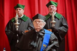 12.05.2022. Kraków. Pisarz Wiesław Myśliwski (w środku) podczas uroczystości wręczeniu mu tytułu doktora honoris causa Uniwersytetu Jagiellońskiego w Auli Collegium Novum UJ w Krakowie / Fot. PAP - Art Service 2 / Art Service 2 / PAP