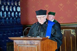 12.05.2022. Kraków. Pisarz Wiesław Myśliwski (w środku) podczas uroczystości wręczeniu mu tytułu doktora honoris causa Uniwersytetu Jagiellońskiego w Auli Collegium Novum UJ w Krakowie / Fot. PAP - Art Service 2 / Art Service 2 / PAP