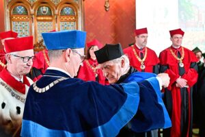 12.05.2022. Kraków. Pisarz Wiesław Myśliwski (z prawej), rektor UJ prof. dr hab. Jacek Popiel (z lewej) oraz dziekan Wydziału Polonistyki UJ dr hab. Jaroslaw Fazan (w środku) podczas uroczystości wręczenia Wiesławowi Myśliwskiemu tytułu doktora honoris causa Uniwersytetu Jagiellońskiego w Auli Collegium Novum UJ w Krakowie / Fot. PAP - Art Service 2 / Art Service 2 / PAP