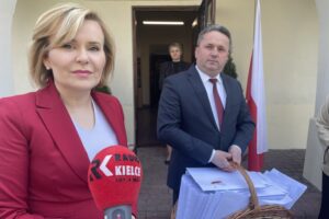 02.05.2022. Staszów. Flagi dla mieszkańców. Na zdjęciu (od lewej): Anna Krupka - wiceminister sportu i turystyki i Leszek Kopeć - burmistrz Staszowa / Grażyna Szlęzak-Wójcik / Radio Kielce