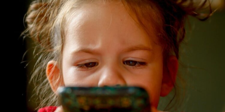 Dramatycznie przybywa dzieci uzależnionych od smartfonów