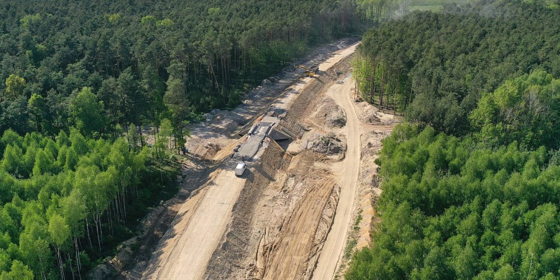 19.05.2022. Budowa linii kolejowej nr 582 Czarnca - Włoszczowa Północna / Fot. Jarosław Kubalski - Radio Kielce