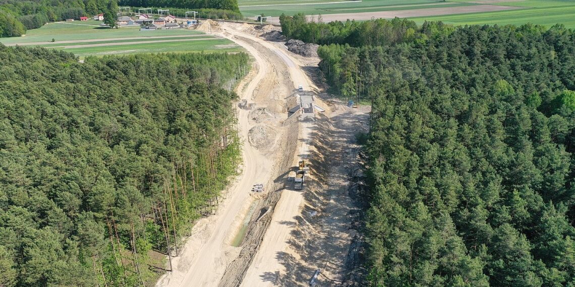 19.05.2022. Budowa linii kolejowej nr 582 Czarnca - Włoszczowa Północna / Fot. Jarosław Kubalski - Radio Kielce