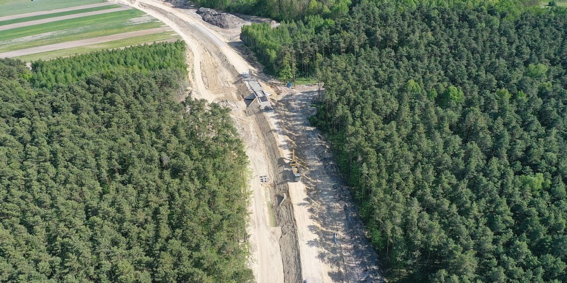 19.05.2022. Budowa linii kolejowej nr 582 Czarnca - Włoszczowa Północna / Fot. Jarosław Kubalski - Radio Kielce