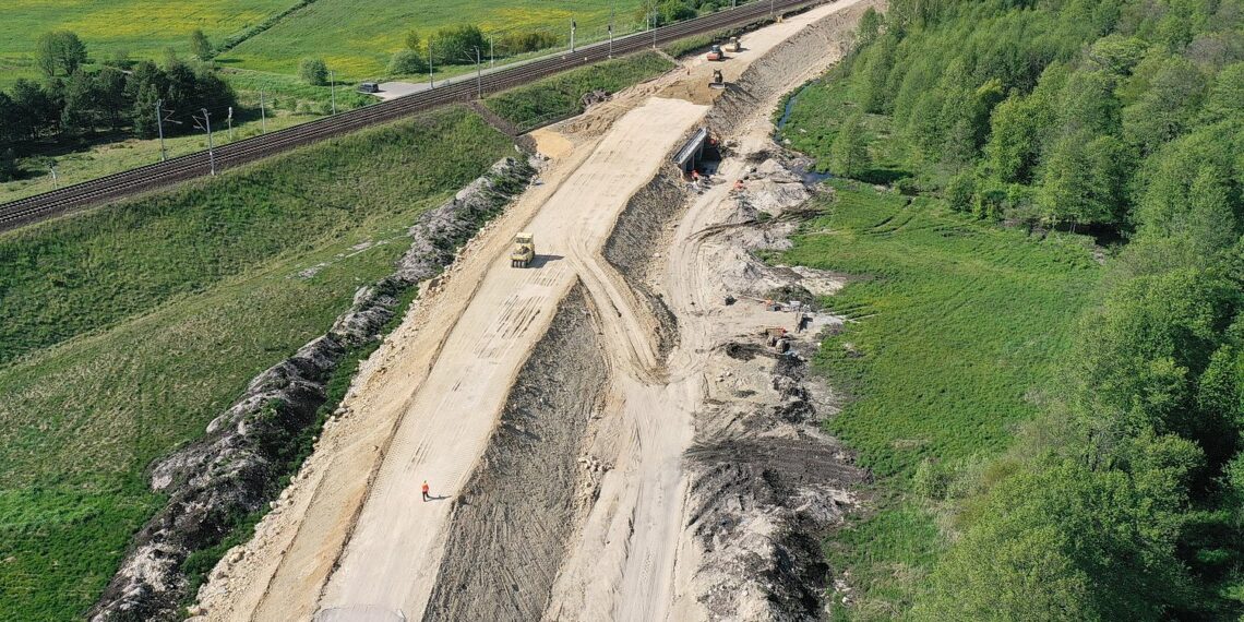 19.05.2022. Budowa linii kolejowej nr 582 Czarnca - Włoszczowa Północna / Fot. Jarosław Kubalski - Radio Kielce