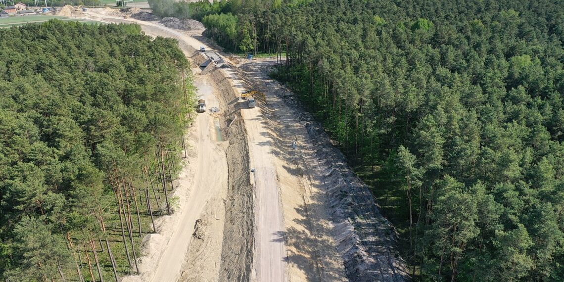 19.05.2022. Budowa linii kolejowej nr 582 Czarnca - Włoszczowa Północna / Fot. Jarosław Kubalski - Radio Kielce