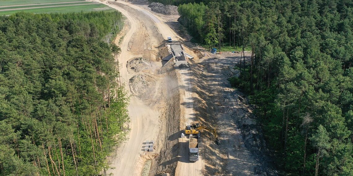 19.05.2022. Budowa linii kolejowej nr 582 Czarnca - Włoszczowa Północna / Fot. Jarosław Kubalski - Radio Kielce