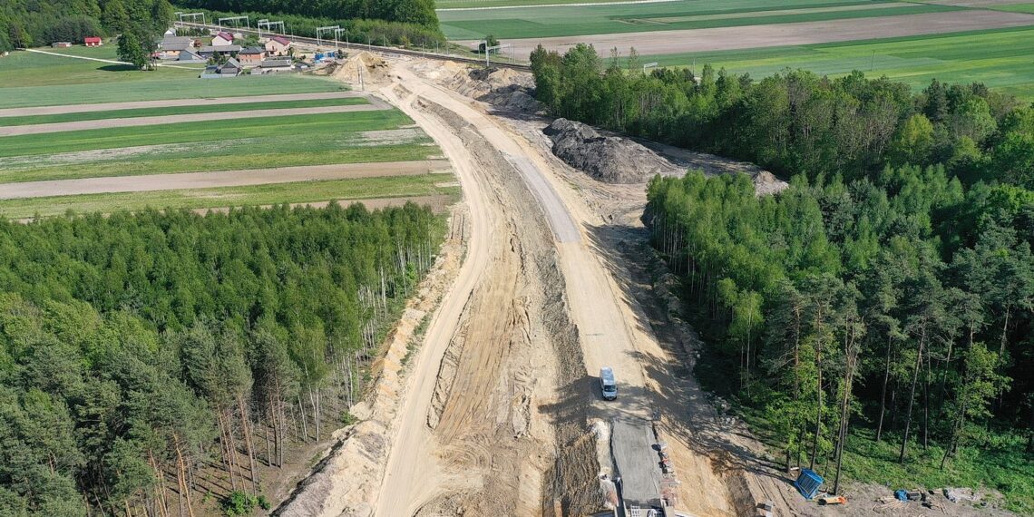 19.05.2022. Budowa linii kolejowej nr 582 Czarnca - Włoszczowa Północna / Fot. Jarosław Kubalski - Radio Kielce