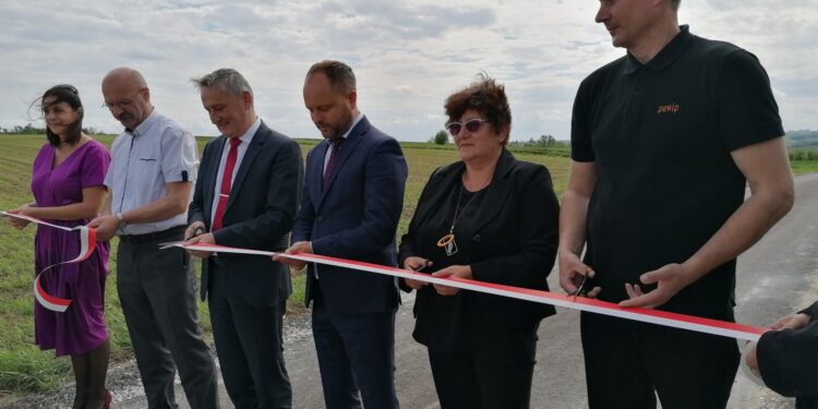 26.05.2022. Działoszyce. Wyremontowana droga w Jakubowicach. Na zdjęciu (od lewej): Katarzyna Bochniak - zastępca burmistrza Działoszyc. Tadeusz Kawiorski - sekretarz Miasta i Gminy w Działoszycach, wojewoda Zbigniew Koniusz, Stanisław Porada - burmistrz Działoszyc, Ewa Kołton - radna rady  gminy Działoszyce, Adam Kołton - sołtys Jakubowic / Marta Gajda-Kruk