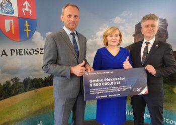 30.05.2022. Piekoszów. Konferencja ws. dotacji z Polskiego Ładu. Na zdjęciu (od lewej): Zbigniew Piątek - wójt Piekoszowa, Anna Krupka - wiceminister sportu i turystyki, senator Krzysztof Słoń / Bartosz Bogucki / Radio Kielce