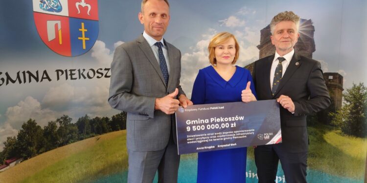 30.05.2022. Piekoszów. Konferencja ws. dotacji z Polskiego Ładu. Na zdjęciu (od lewej): Zbigniew Piątek - wójt Piekoszowa, Anna Krupka - wiceminister sportu i turystyki, senator Krzysztof Słoń / Bartosz Bogucki / Radio Kielce