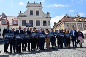 30.05.2022. Sandomierz. Wspólne zdjęcie po konferencji dotyczącej Polskiego Ładu / Justyna Rębisz / Biuro posła Marka Kwitka