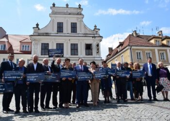 30.05.2022. Sandomierz. Wspólne zdjęcie po konferencji dotyczącej Polskiego Ładu / Justyna  Rębisz / Biuro posła Marka Kwitka