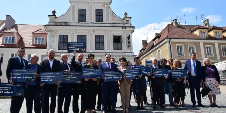 30.05.2022. Sandomierz. Wspólne zdjęcie po konferencji dotyczącej Polskiego Ładu / Justyna  Rębisz / Biuro posła Marka Kwitka