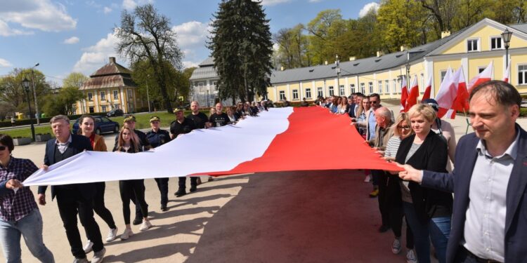 02.05.2022. Końskie. Prezentacja 20-metrowej flagi / Magdalena Galas-Klusek / Radio Kielce