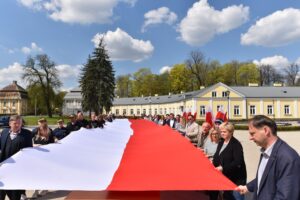 02.05.2022. Końskie. Prezentacja 20-metrowej flagi / Magdalena Galas-Klusek / Radio Kielce