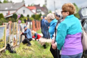 21.05.2022. Gosań. Wystawa malarstwa umieszczona na płocie / Magda Galas / Radio Kielce