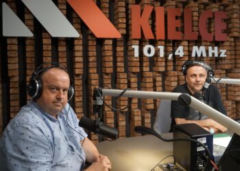 25.05.2022. Radio Kielce. Punkty Widzenia. Na zdjęciu (od lewej): Artur Pluta - właściciel Szkoły Jazdy Enigma i Robert Szumielewicz - Radio Kielce / Dionizy Krawczyński / Radio Kielce