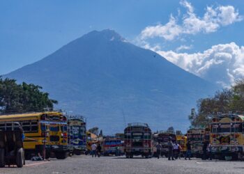 Gwatemala. Dworzec chicken busów w Antigua Guatemala / Jakub Zieliński