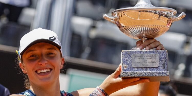 15.05.2022. Rzym. Iga Świątek z trofeum po wygraniu finałowego meczu singla kobiet z Ons Jabeur z Tunezji na turnieju tenisowym Italian Open / PAP/EPA/FABIO FRUSTACI