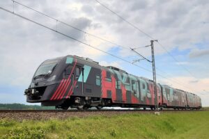 Hybrydowy Zespół Trakcyjny IMPULS 2 typu 36WEh to pierwszy polski pojazd szynowy, który oprócz napędu elektrycznego posiada napęd spalinowy, co pozwala na przejazd po liniach kolejowych pozbawionych sieci trakcyjnej. Maksymalna prędkość eksploatacyjna: 120 km/godz. w trybie spalinowym oraz 160 km/godz. w trybie elektrycznym / Newag / ŁKA