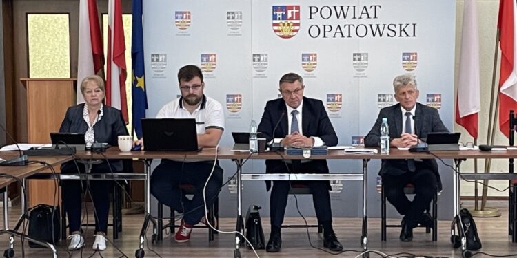 25.05.2022. Opatów. Sesja Rady Powiatu Opatowskiego. Na zdjęciu (od lewej): Bożena Kornacka - wiceprzewodniiczaca Rady Powiatu Opatowskiego, Karol Adamski - Starostwo Powiatowe w Opatowie, Wacław Rodak - przewodniczący Rady Powiatu Opatowskiego i Adam Roszczypała - wiceprzewodniczący Rady Powiatu Opatowskiego / Emilia Sitarska / Radio Kielce