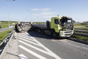 23.05.2022. Kostomłoty Pierwsze. Zderzenie busa i ciężarówki / Jarosław Kubalski / Radio Kielce