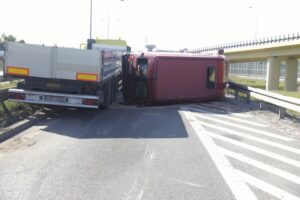 23.05.2022. Kostomłoty Pierwsze. Zderzenie busa i ciężarówki / Jarosław Kubalski / Radio Kielce