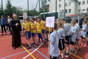 24.05.2022. Wólka Milanowska. Nowe boisko wielkofuncyjne na terenie Centrum Edukacyjnego w Wólce Milanowskiej. Na zdjeciu (po lewej): bp Marian Florczyk / Monika Miller / Radio Kielce