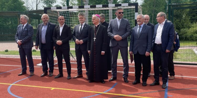 24.05.2022. Wólka Milanowska. Nowe boisko wielkofuncyjne na terenie Centrum Edukacyjnego w Wólce Milanowskiej / Monika Miller / Radio Kielce