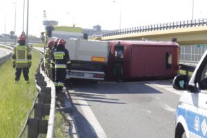 23.05.2022. Kostomłoty Pierwsze. Zderzenie busa i ciężarówki / Jarosław Kubalski / Radio Kielce