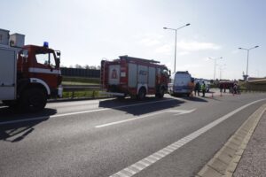 23.05.2022. Kostomłoty Pierwsze. Zderzenie busa i ciężarówki / Jarosław Kubalski / Radio Kielce