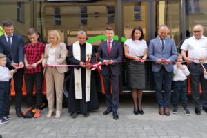 16.05.2022. Działoszyce. Pierwszy kurs elektrycznego autobusu marki Solaris. Na zdjęciu (od lewej): Marcin Szymbra - dyrektor szkoły w Działoszycach, uczniowie szkoły, Agnieszka Sęk - dyrektor przedszkola w Działoszycach, ks. Andrzej Jankowski - proboszcz parafii pw. św. Trójcy w Działoszycach, poseł Bartłomiej Dorywalski, Katarzyna Bochniak - zastępca burmistrza Działoszyc, Stanisław Porada - burmistrz Działoszyc, Mariusz Waligóra - kierowca autobusu szkolnego / Marta Gajda-Kruk / Radio Kielce