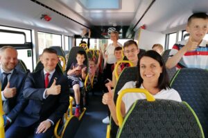 16.05.2022. Działoszyce. Pierwszy kurs elektrycznego autobusu marki Solaris. Na zdjęciu (w pierwszym rzędzie, od lewej): Stanisław Porada - burmistrz Działoszyc, poseł Bartłomiej Dorywalski, Katarzyna Bochniak - zastępca burmistrza Działoszyc / Marta Gajda-Kruk / Radio Kielce