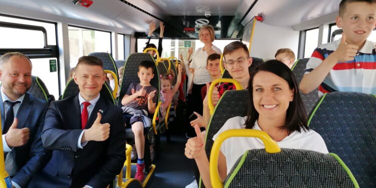 16.05.2022. Działoszyce. Pierwszy kurs elektrycznego autobusu marki Solaris. Na zdjęciu (w pierwszym rzędzie, od lewej): Stanisław Porada - burmistrz Działoszyc, poseł Bartłomiej Dorywalski, Katarzyna Bochniak - zastępca burmistrza Działoszyc / Marta Gajda-Kruk / Radio Kielce