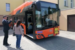 16.05.2022. Działoszyce. Pierwszy kurs elektrycznego autobusu marki Solaris / Marta Gajda-Kruk / Radio Kielce