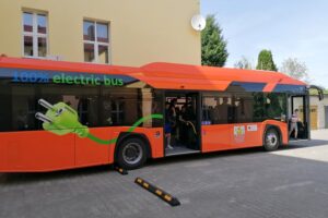 16.05.2022. Działoszyce. Pierwszy kurs elektrycznego autobusu marki Solaris / Marta Gajda-Kruk / Radio Kielce